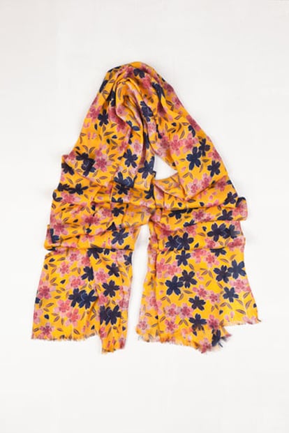 Foulard con estampado de flores de Massimo Dutti por 9,99 euros (antes 25,95 euros).