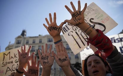 Protesta de jóvenes frente al Congreso de los Diputados este viernes.