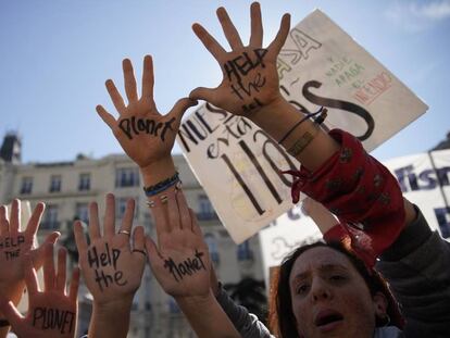 Protesta de jóvenes frente al Congreso de los Diputados este viernes.