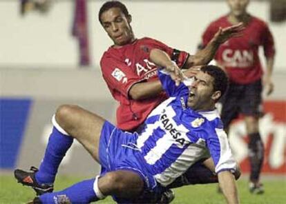 Valdo (izqda) lucha un balón con el marroquí del Deportivo Naybet.