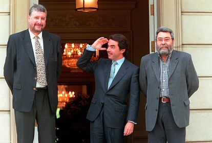 José María Aznar recibe en La Moncloa a los líderes sindicales José María Fidaldo (i),de CC OO, y Cándido Méndez (d), de UGT, en junio de 2000.