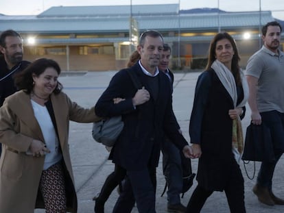 Sandro Rosell, junto a su familia, sale de la cárcel el pasado mes de febrero. 