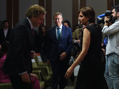 El presidente del Partido Popular, Alberto Núñez Feijóo (en el centro), llegaba este jueves a la segunda jornada de la undécima edición del South Summit, en Madrid.