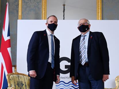 El alto representante de la UE, Josep Borrell, y el secretario de Estado de Exteriores del Reino Unido, Dominic Raab, en un encuentro bilateral durante la cumbre del G-7, el miércoles en Londres.