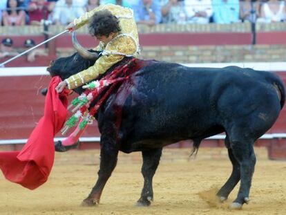 El diestro José Tomás en una corrida de toros en Huelva.