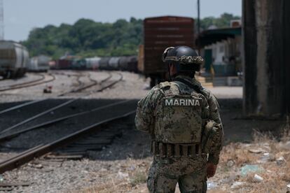 Elementos de la Secretaría de Marina custodian las vías de Ferrosur en Coatzacoalcos