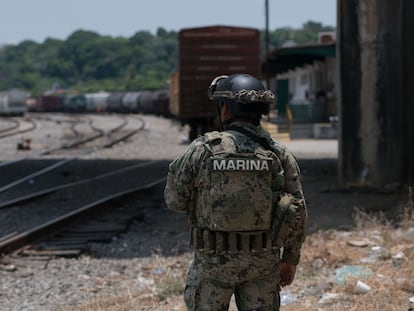 Elementos de la Secretaría de Marina custodian las vías de Ferrosur en Coatzacoalcos.