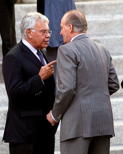 El rey Juan Carlos conversa con el expresidente del Gobierno Felipe González a su salida del acto en el Congreso con motivo del 30 aniversario del intento de golpe de Estado del 23-F.