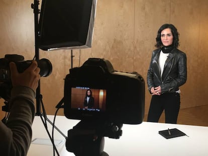 La periodista Lydia Cacho en la grabación de sus módulos de enseñanza virtual. 