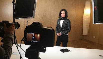 La periodista Lydia Cacho en la grabación de sus módulos de enseñanza virtual. 