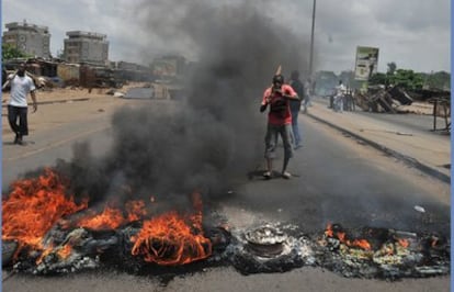 Un grupo de residentes del barrio de Abobo, en la capital financiera de Costa de Marfil, corta las calles para evitar la entrada a los partidiarios del presidente Gbagbo, perdedor en las últimas elecciones, pero que se resiste a abandonar el poder.