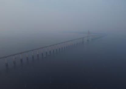 Humo de incendios forestales nubla la vista al puente Jornalista Phelippe Daou sobre el río Negro, en Manaos, Estado de Amazonas (Brasil), en agosto de 2024.