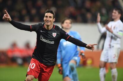 Aduriz celebra su segundo gol.