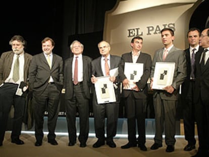 De izquierda a derecha, Joaquín Estefanía, Juan Luis Cebrián, José Álvarez Junco, Antonio Luis Ferré, Bru Rovira, Sergio Pérez, Miguel Satrústegui y Jesús Ceberio.