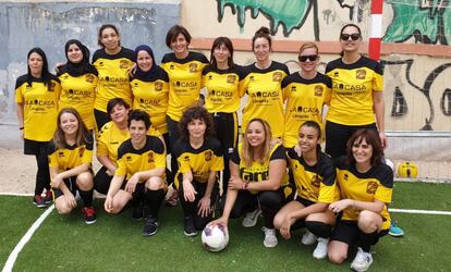 Algunas de las integrantes del equipo de madres de Dragones de Lavapiés.