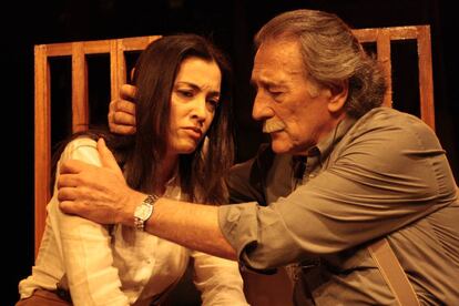 Esther Vega y Emilio Linder en una escena de 'Una mujer desnuda y en lo oscuro'.