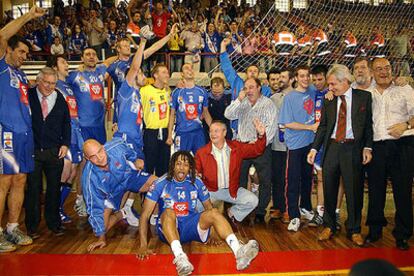 La plantilla del Portland San Antonio festeja su segundo campeonato.