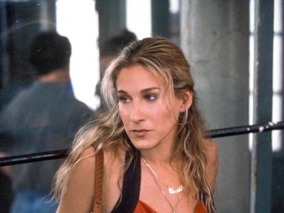 Sarah Jessica Parker con un bolso Baguette de Fendi en un capítulo de 'Sexo en Nueva York' en 1999.