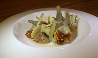 Plato de alcachofas con n&iacute;scalos del restaurante &Eacute;timo.