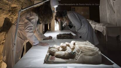 Dos t&eacute;cnicas del gobierno de Arag&oacute;n observan dos de los alabastros de Sijena, tras su llegada al monasterio.