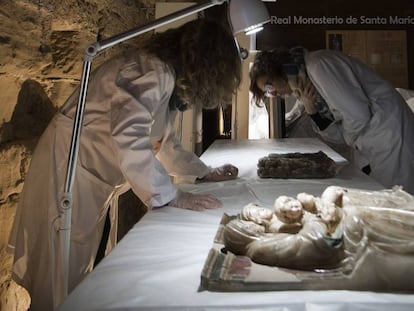 Tècniques del Govern d'Aragó observen dos dels alabastres de Sixena.