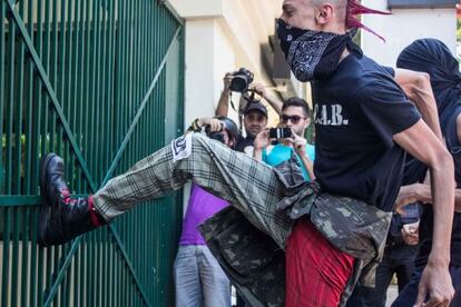Punk tenta quebrar a chutes o portão do Palácio do Governo