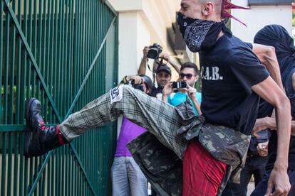 Punk tenta quebrar a chutes o port&atilde;o do Pal&aacute;cio do Governo