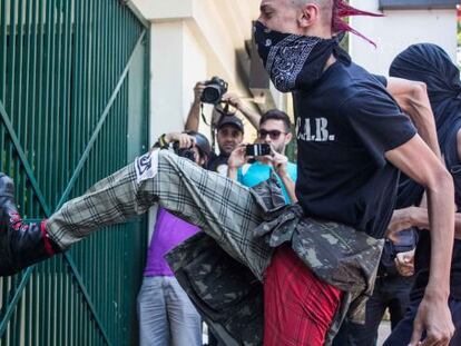 Punk tenta quebrar a chutes o port&atilde;o do Pal&aacute;cio do Governo