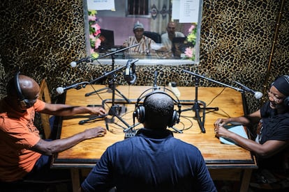 Mamadou Ciss, periodista especializado en salud, junto a Oumou Camara (derecha) y Blo Mamadou Leno (izquierda), miembros del PNLMTN, durante una emisin interactiva de la Radio Rural de Forecariah. 