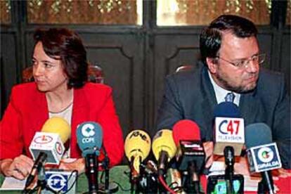 Concepción Gutiérrez y Alfredo Sánchez Monteseirín, ayer en Sevilla.