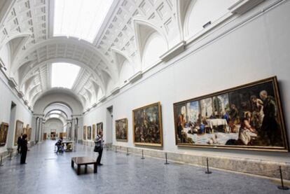 Así ha quedado la galería central del museo del Prado. A la derecha, <i>El lavatorio</i>, de Tintoretto.