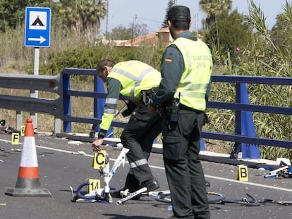 Agentes de la Guardia Civil inspeccionan en mayo de 2017 una carretera de Oliva (Valencia) donde se produjo un atropello.