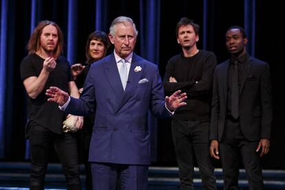 El príncipe Carlos mientras interpreta el famoso pasaje de 'Hamlet'.