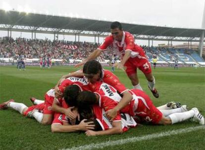 Los jugadores del Almería celebran el tanto de Negredo