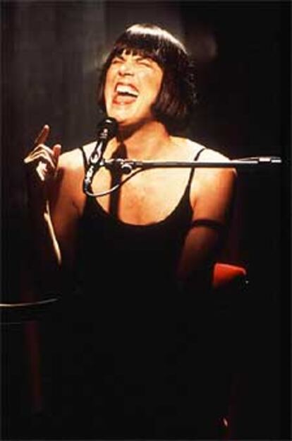 Eve Ensler, recitando uno de sus 'monólogos de la vagina'.