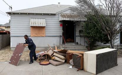 Un hombre recoge muebles de una casa subastada en Richmond, California, en julio de 2012.