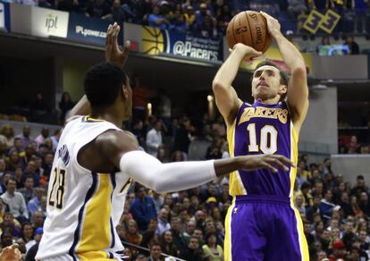 Nash, de los Lakers, lanza ante Mahinmi, de los Pacers.