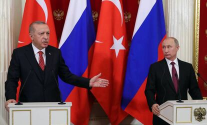 El presidente turco, Recep Tayyip Erdogan (izquierda) junto a su homólogo ruso, Vladimir Putin, en una rueda de prensa este miércoles en el Kremlin, en Moscú. 