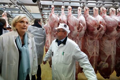 Marine Le Pen visita un matadero en un acto de campaña