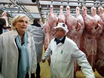 Marine Le Pen visita un matadero en un acto de campa&ntilde;a