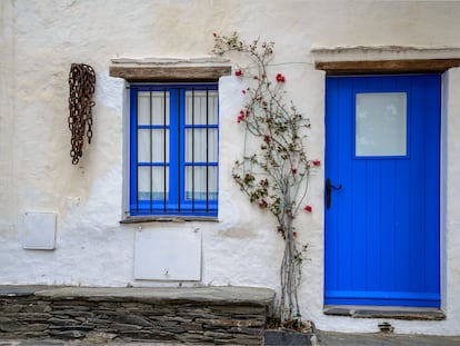 Detalle de una de las calles del centro de Cadaqués, en la Costa Brava (Girona).