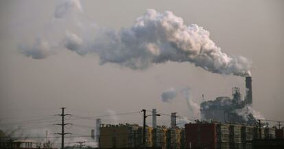 Columna de humo sobre una fábrica de acero en la localidad china de Tangshan.