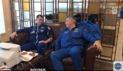 O astronauta norte-americano Nick Hague e o cosmonauta russo Alexey Ovchinin, em uma imagem tomada após seu resgate.