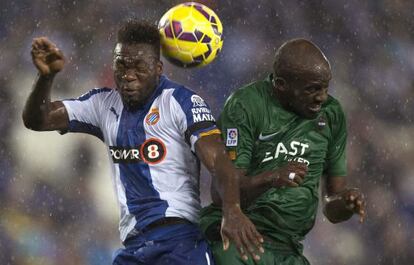 Caicedo caboteja una pilota en pugna amb Sissoko.