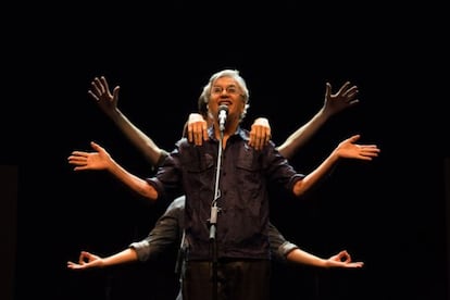 Caetano Veloso, durante um show.