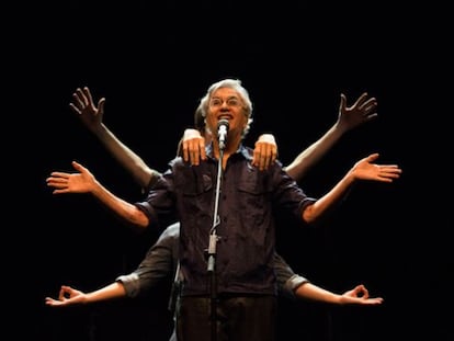 Caetano Veloso, durante um show.