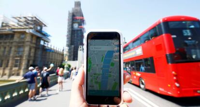 Una persona sostiene un móvil con la aplicación de Uber en Londres. 