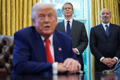 Donald Trump, el miércoles pasado en el Despacho Oval con los secretarios de Comercio, Howard Lutnick (derecha) y del Tesoro, Scott Bessent