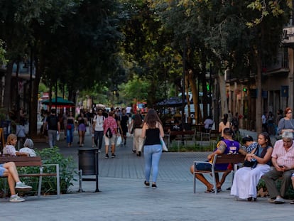 La calle de Consell de Cent, la mayor pacificación realizada en el Eixample por la ex alcaldesa Ada Colau, en el mandato pasado.