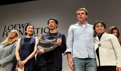 En el centro, el japonés Genta Ishikuza, ganador del Loewe Craft Prize 2019. A su derecha, el director creativo de Loewe, Jonathan Anderson.